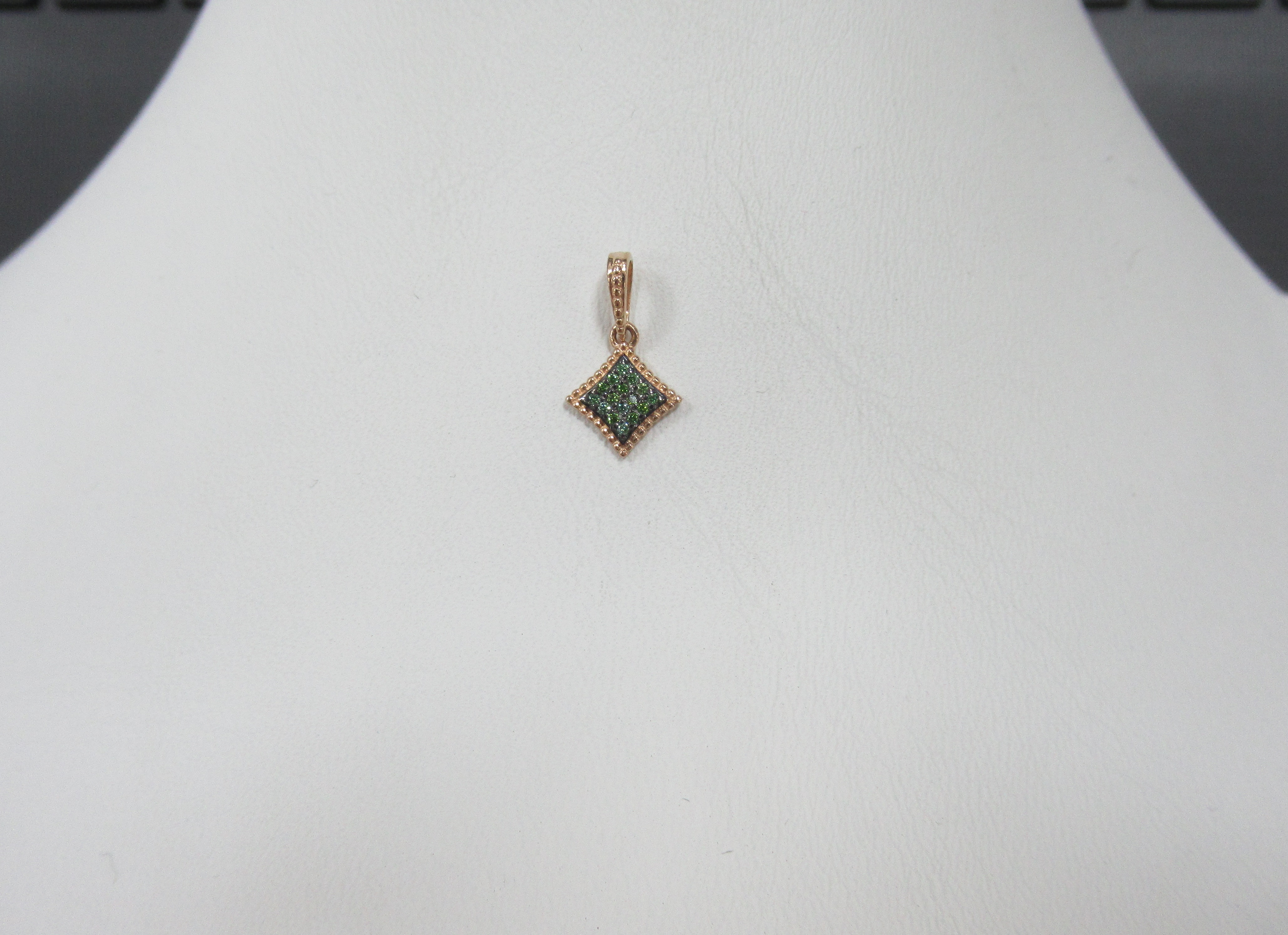 Подвеска из золота с зелеными бриллиантами